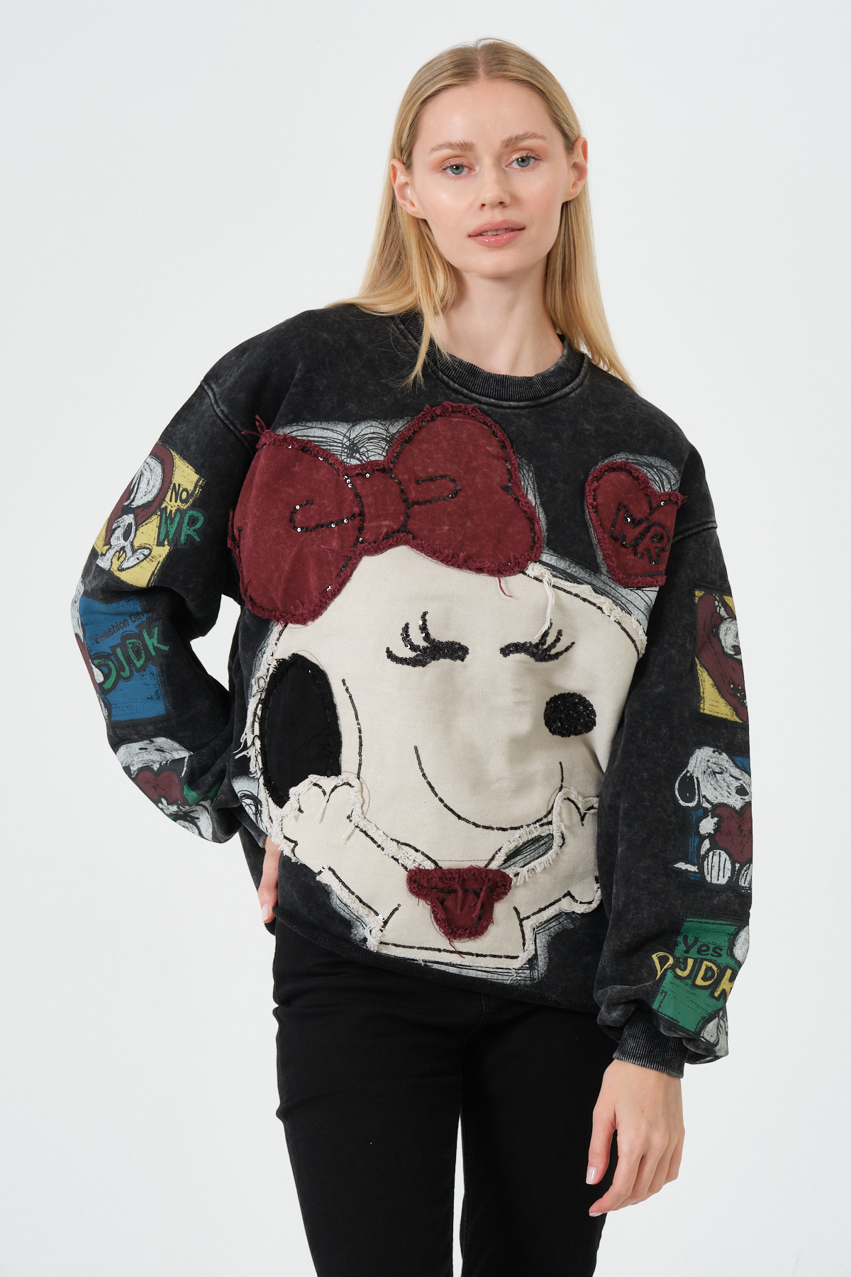 Kadın Siyah Büyük Yama Detaylı Snoopy Baskılı Oversize Sweatshirt