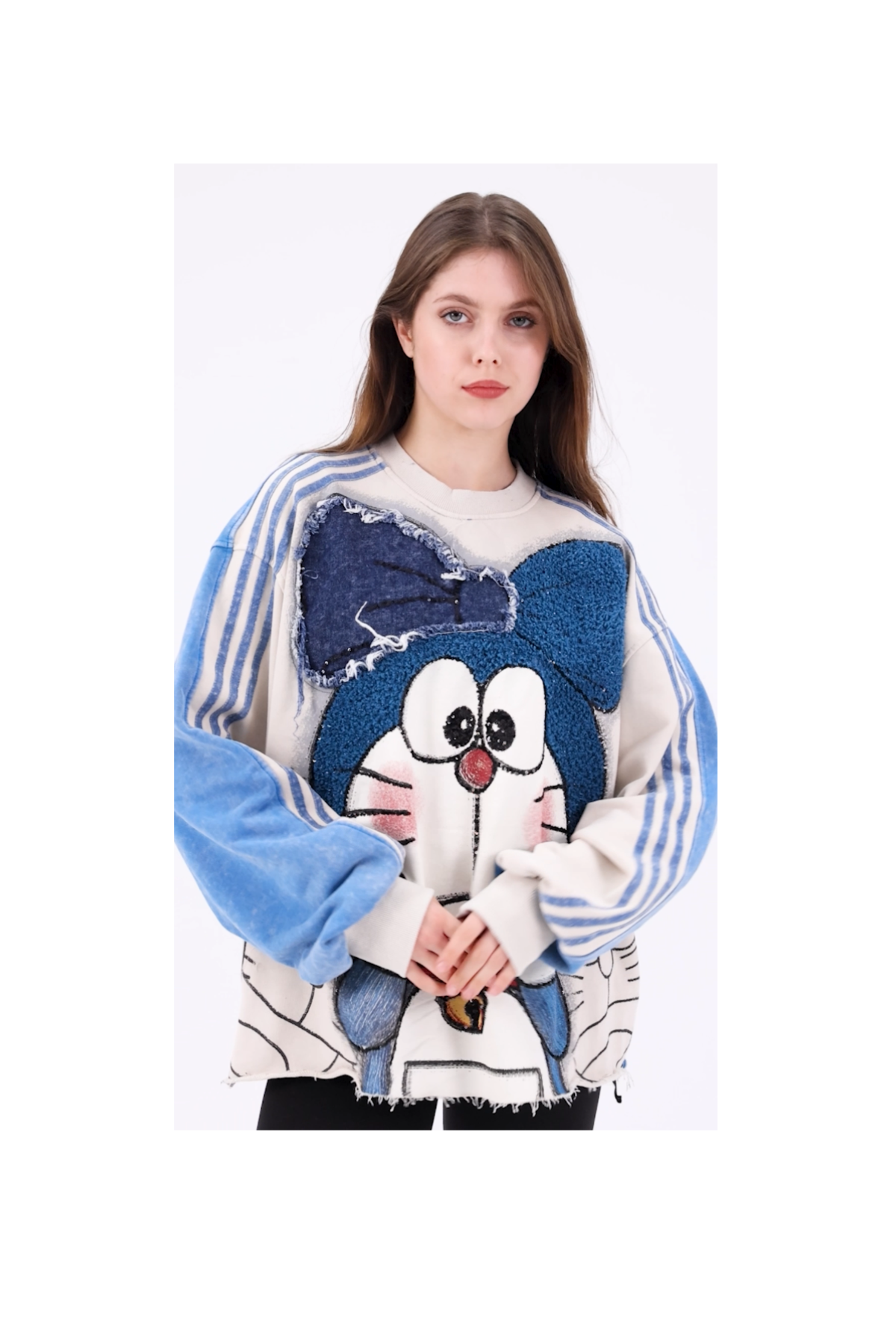 Doraemon Nakışlı Denim Yama Detaylı Oversize Krem Sweatshirt
