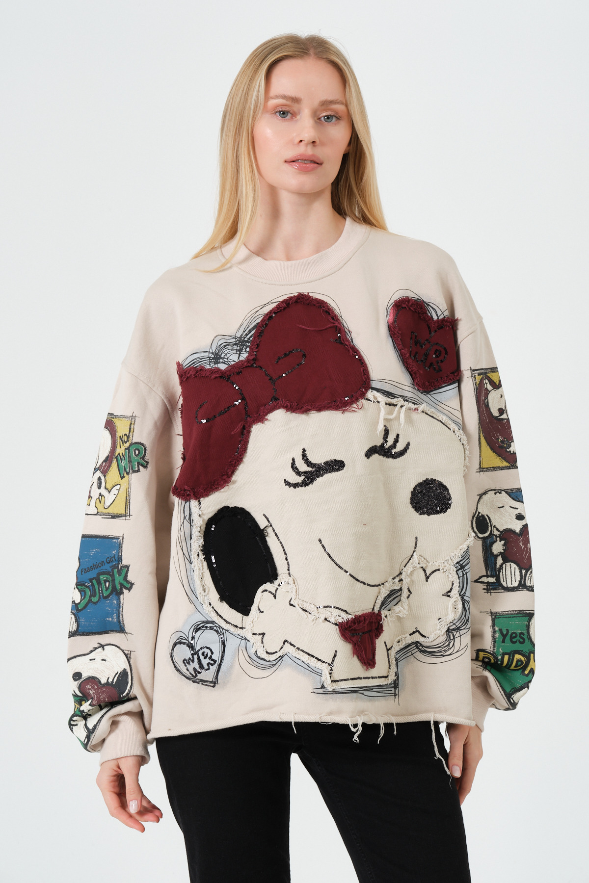 Kadın Bej Büyük Yama Detaylı Snoopy Baskılı Oversize Sweatshirt