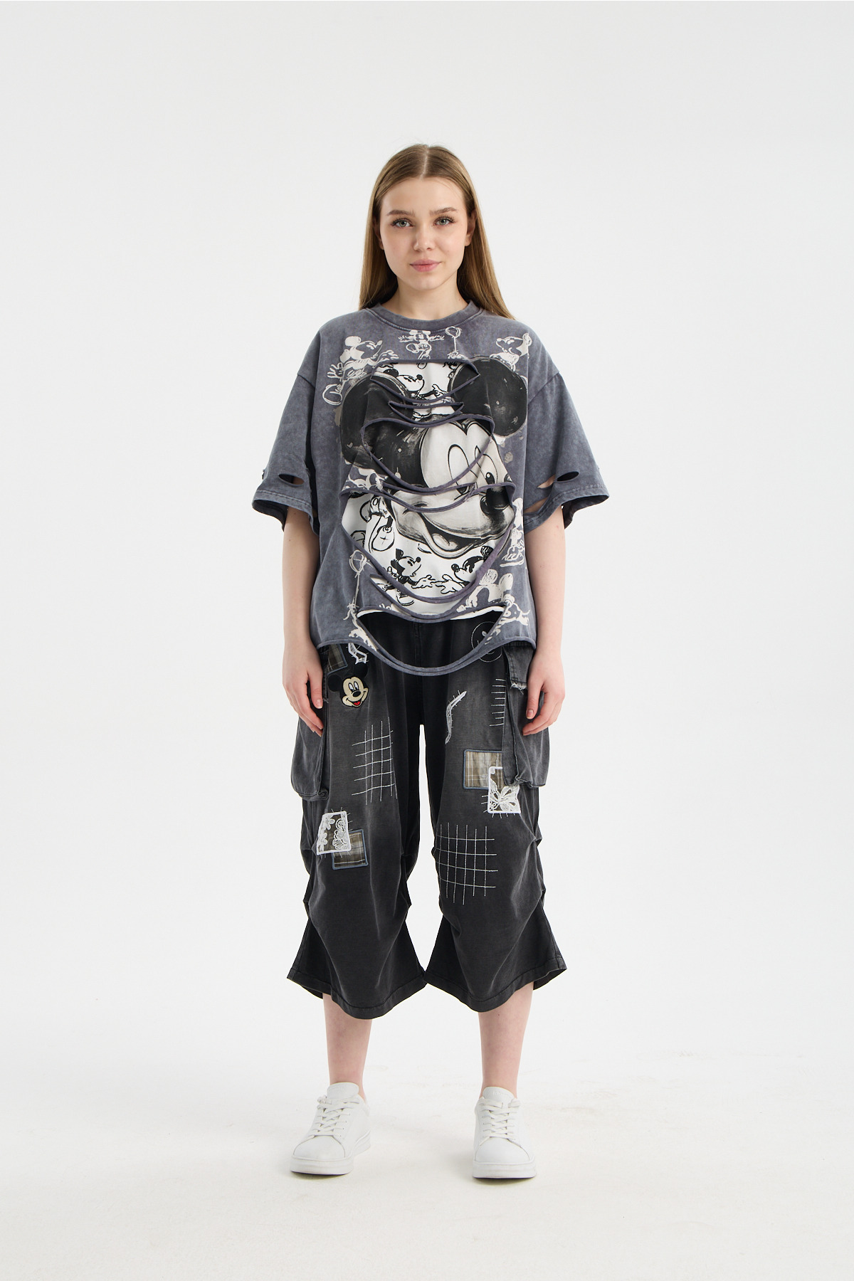 Kadın Eskitme Gri Mickey Mouse Desenli Yırtmaçlı Tişört & Geniş Paça Yama Detaylı Pantolon Takımı