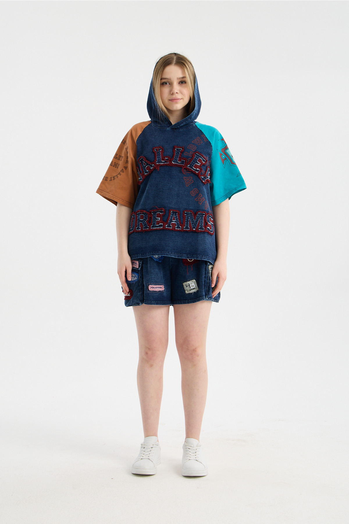 Renk Bloklu Denim Kapüşonlu Üst ve Yamalı Kot Şort İkili Takım