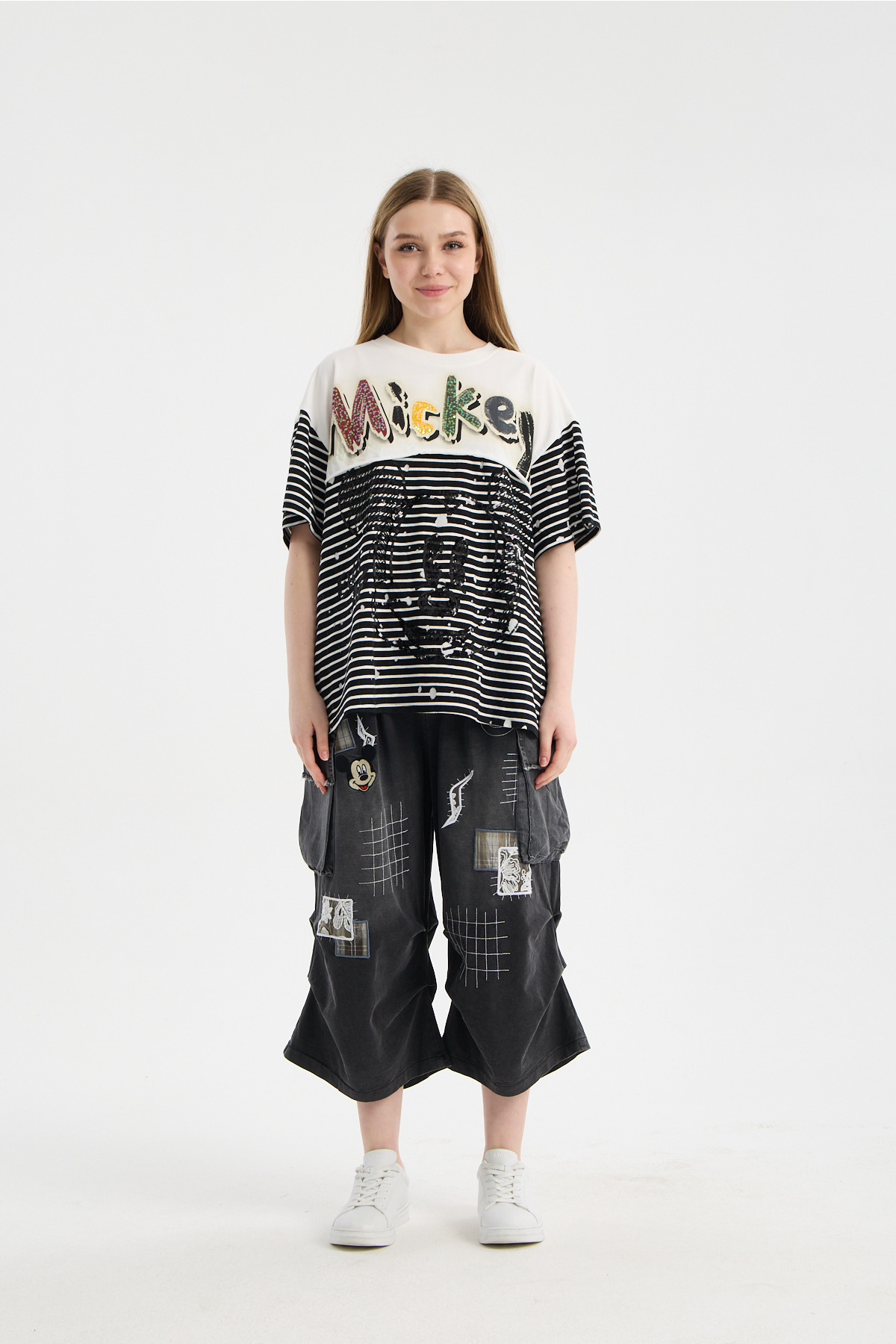 Kadın Siyah Beyaz Çizgili Mickey Mouse Desenli Tişört ve Yama Detaylı Kargo Pantolon Takım