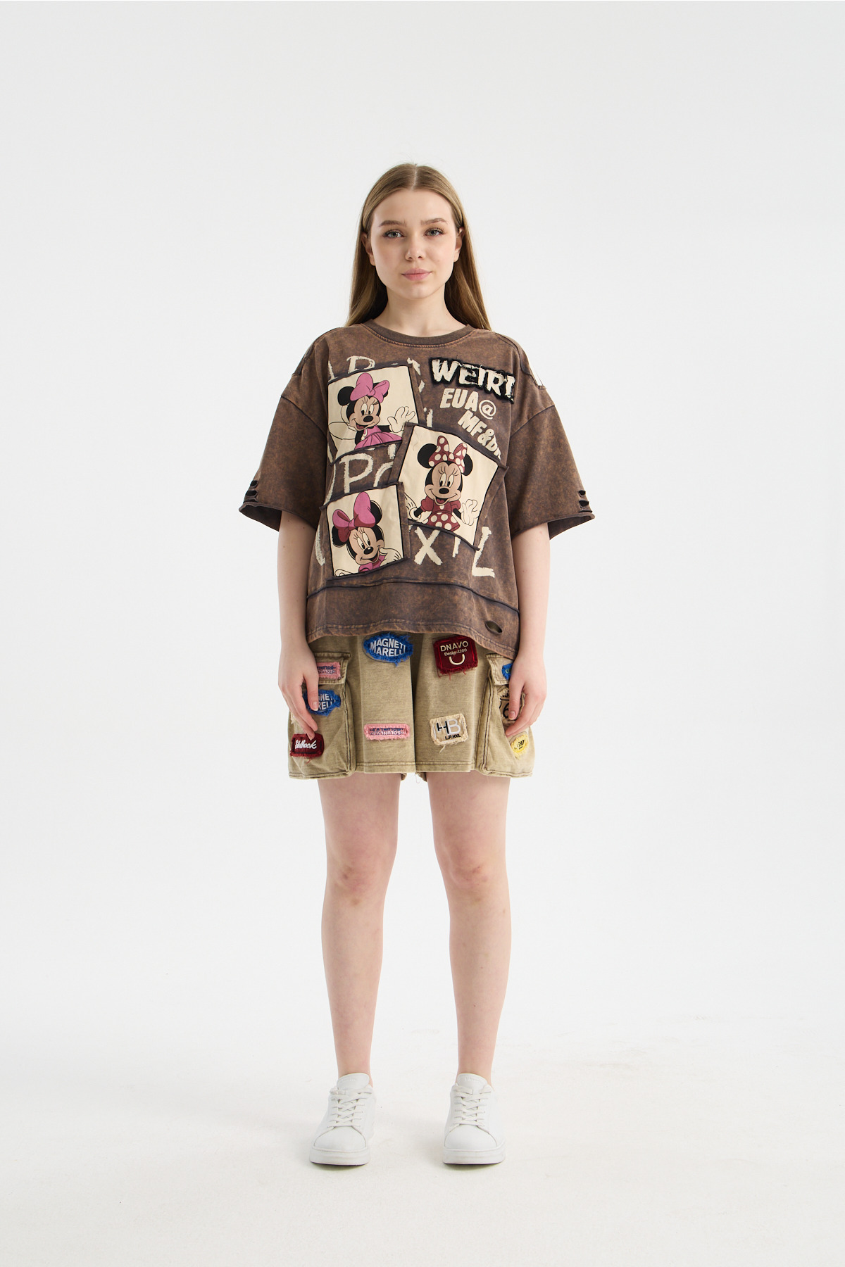 Kadın Kahverengi Eskitme Yıkamalı Mickey Mouse Baskılı Oversize T-shirt ve Yamalı Şort Takım