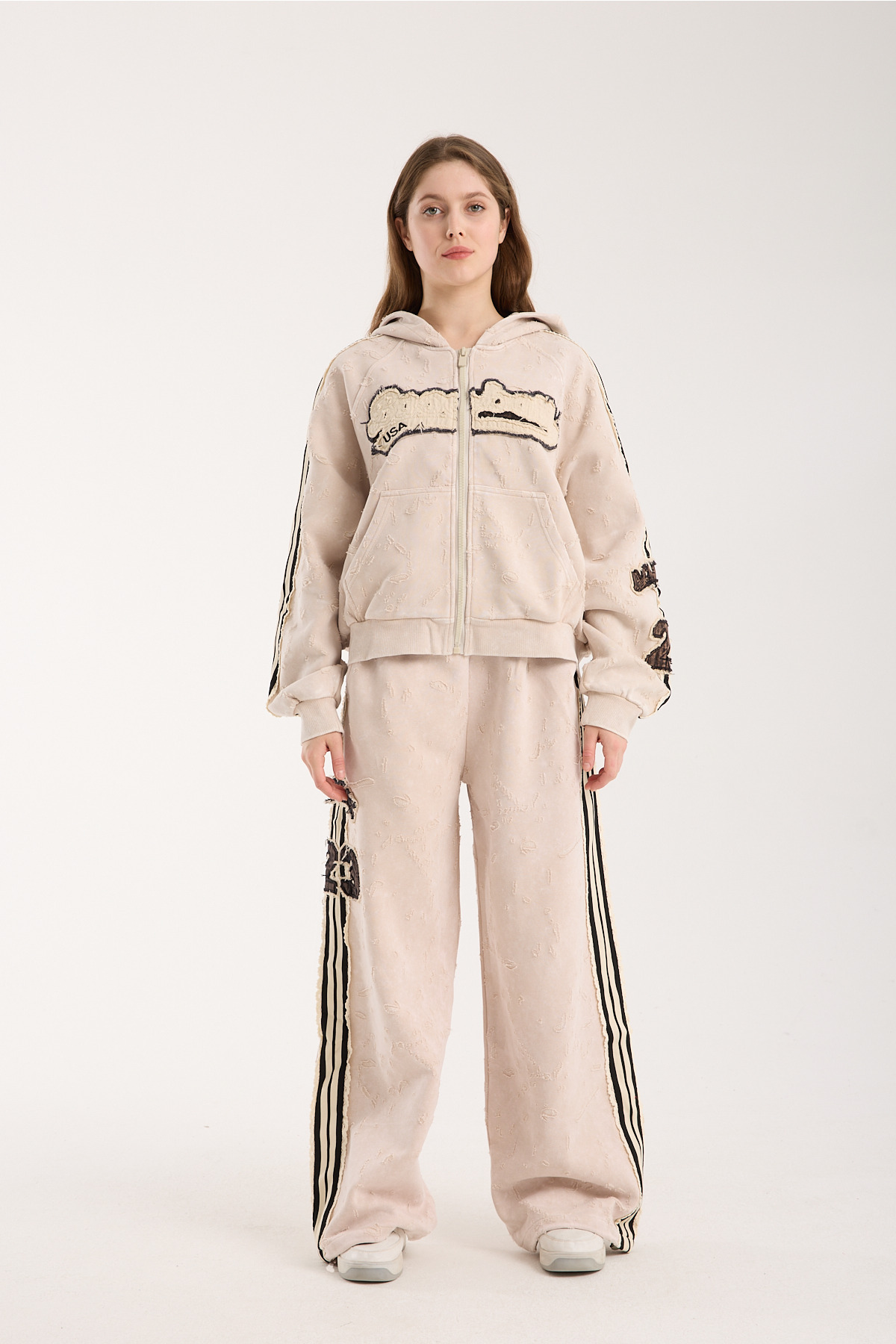 Lucid Lovers Nakışlı Yoğun Yıpratma Efektli Bej Oversize Eşofman Takımı