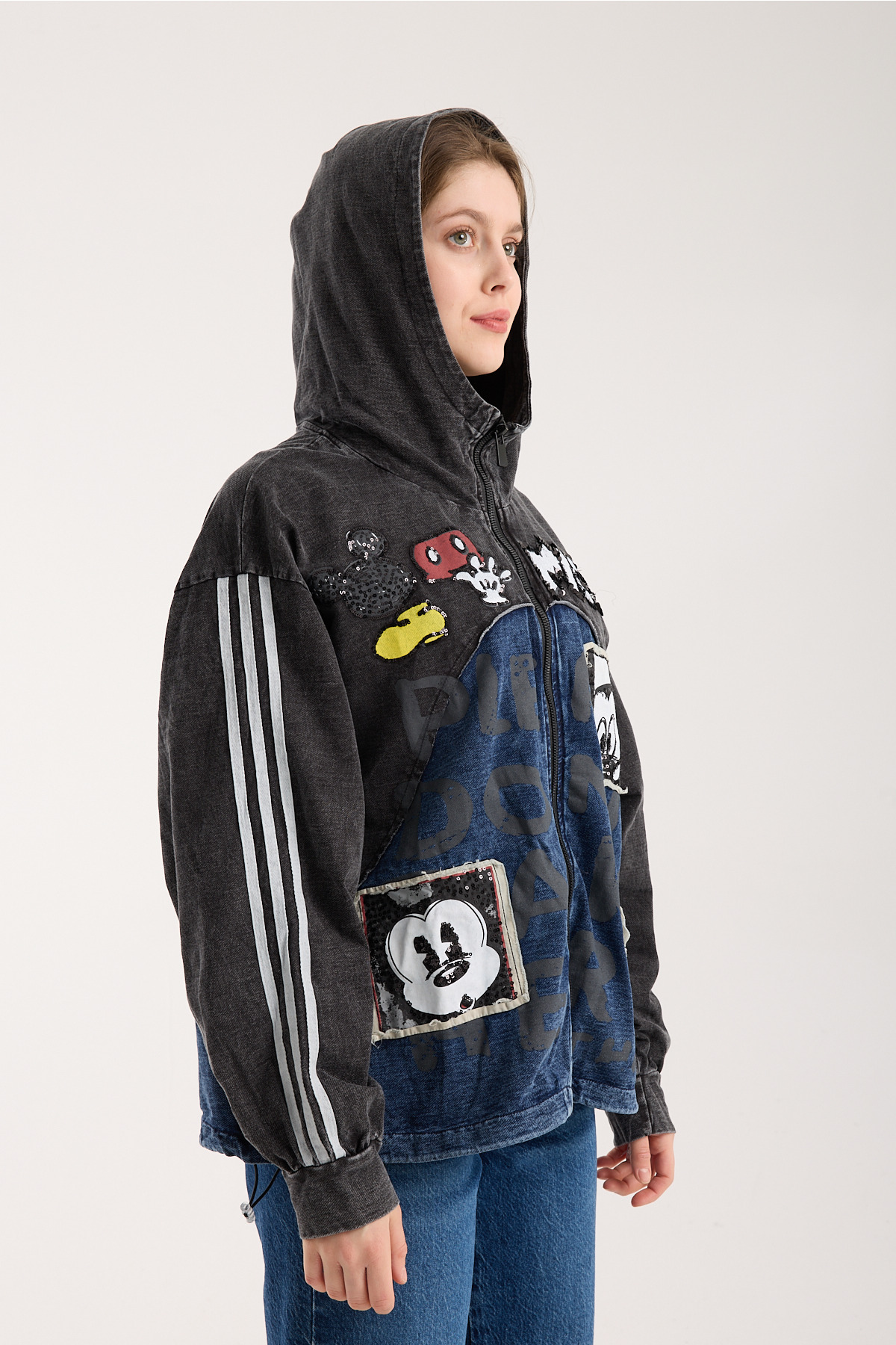 Kadın Eskitme Siyah-Mavi Renk Bloklu Mickey Mouse Payetli Kapüşonlu Sweatshirt 